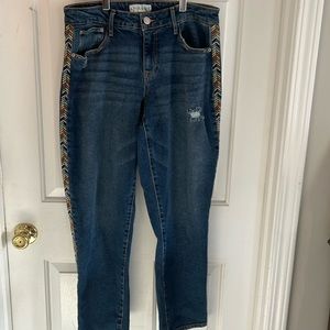 Unique design on side of these barely worn cropped jeans